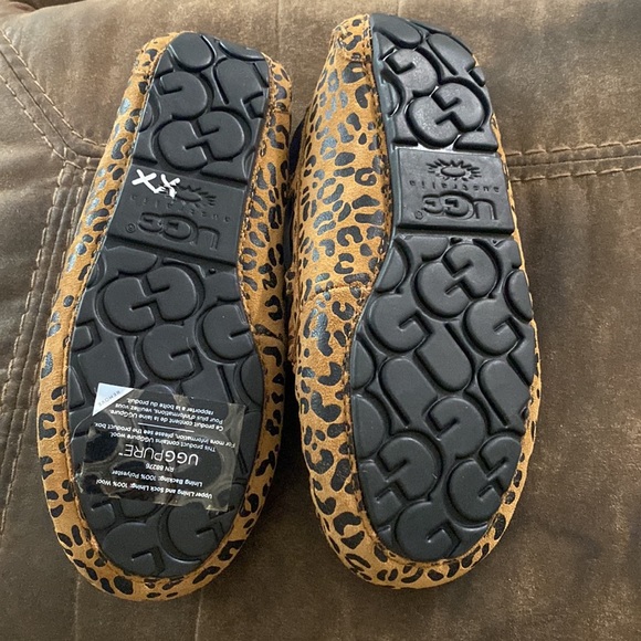 UGG® Australia Women's
Dakota Leopard Bow Slippers New with sticker / Size 5 - Picture 4 of 5